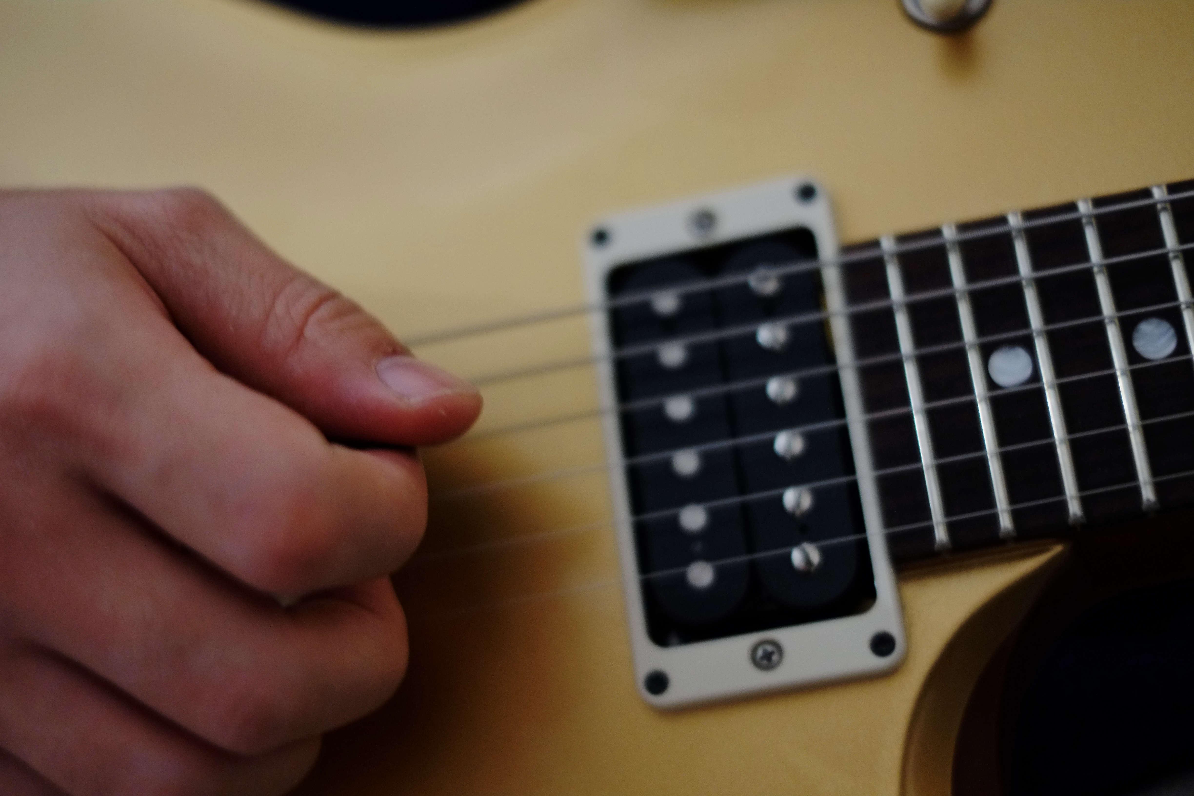 初学者如何进行民谣吉他的右手轮指练习和拨片练习?