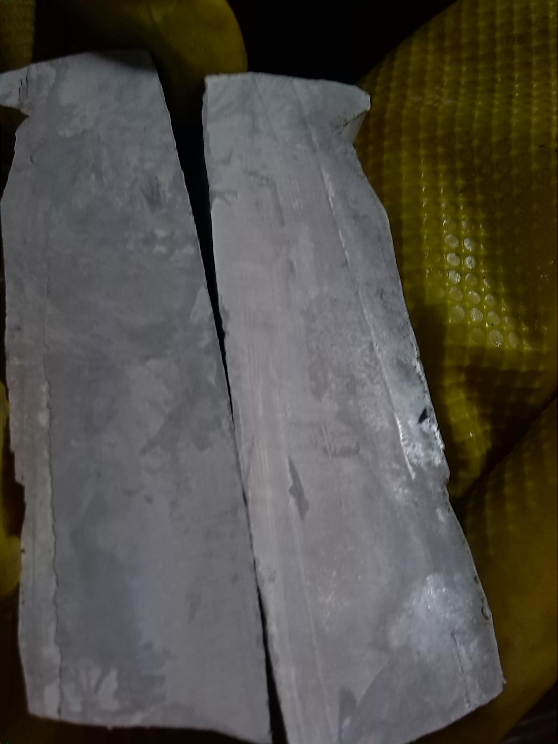 钠为什么切开是粉红色的而不是银白色氧化钠也不是粉红色的啊