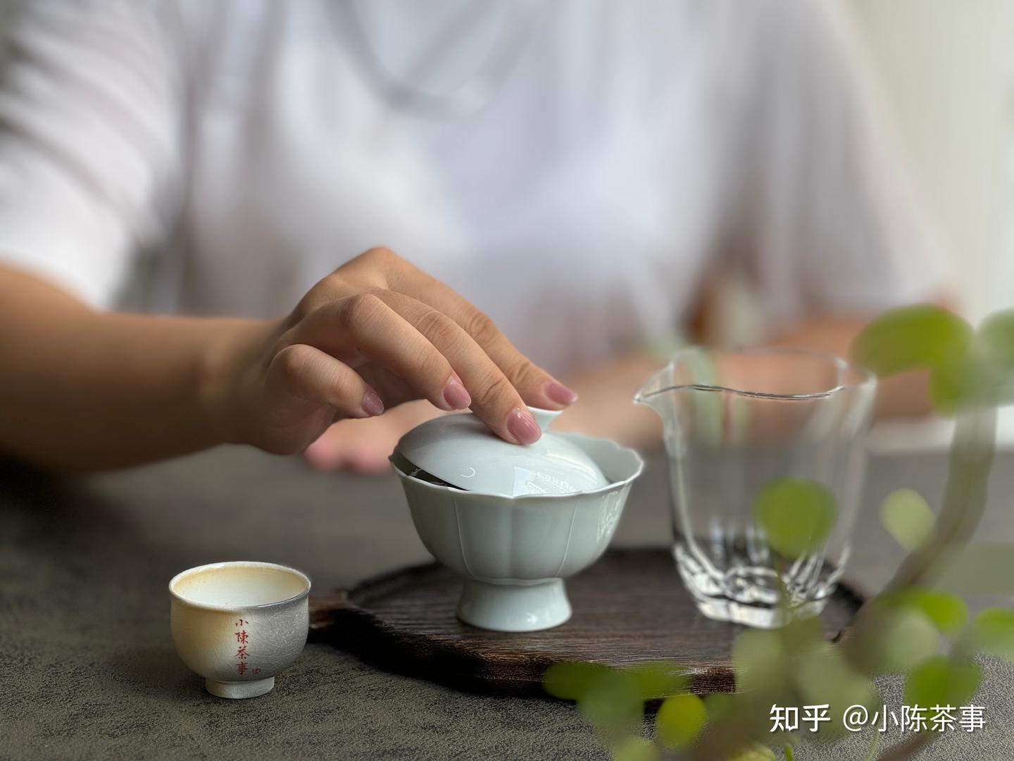 喝茶也讲规矩？5招教你茶桌上的基本礼仪，一个比一个实用，体贴 - 知乎