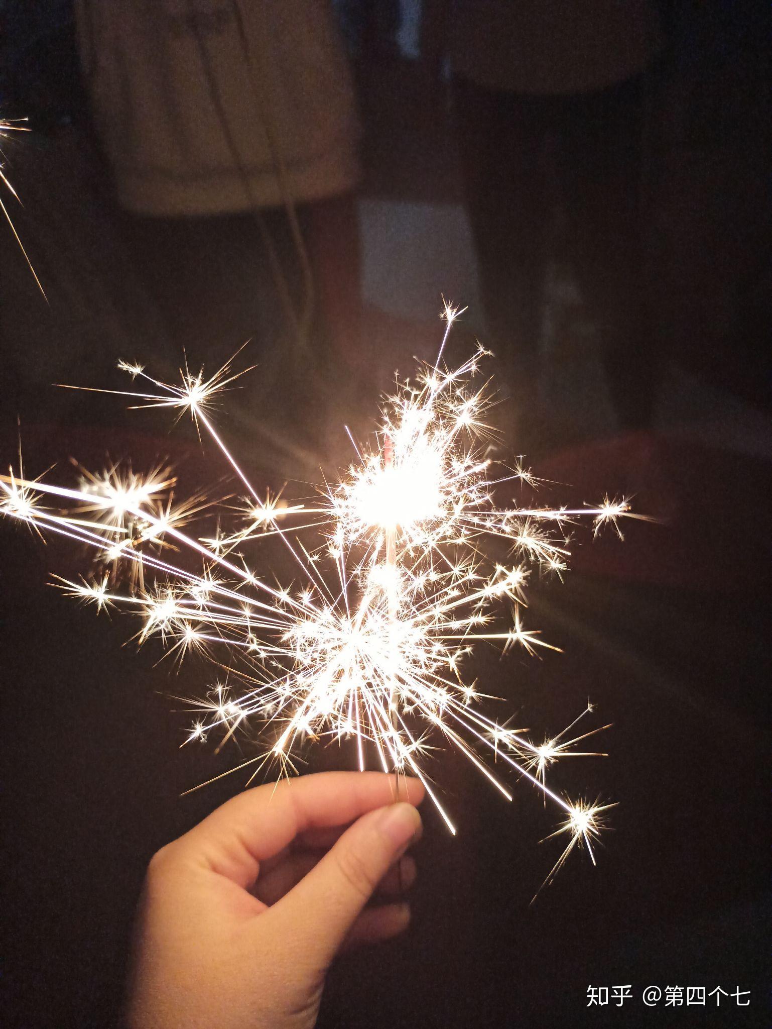 如何拍出好看的手拿小烟花的照片