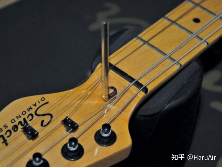 我的吉他琴颈有点弯曲正常吗