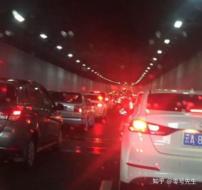 河南暴雪高速堵车超十公里医生称谨防车内一氧化碳中毒堵车过程中需要