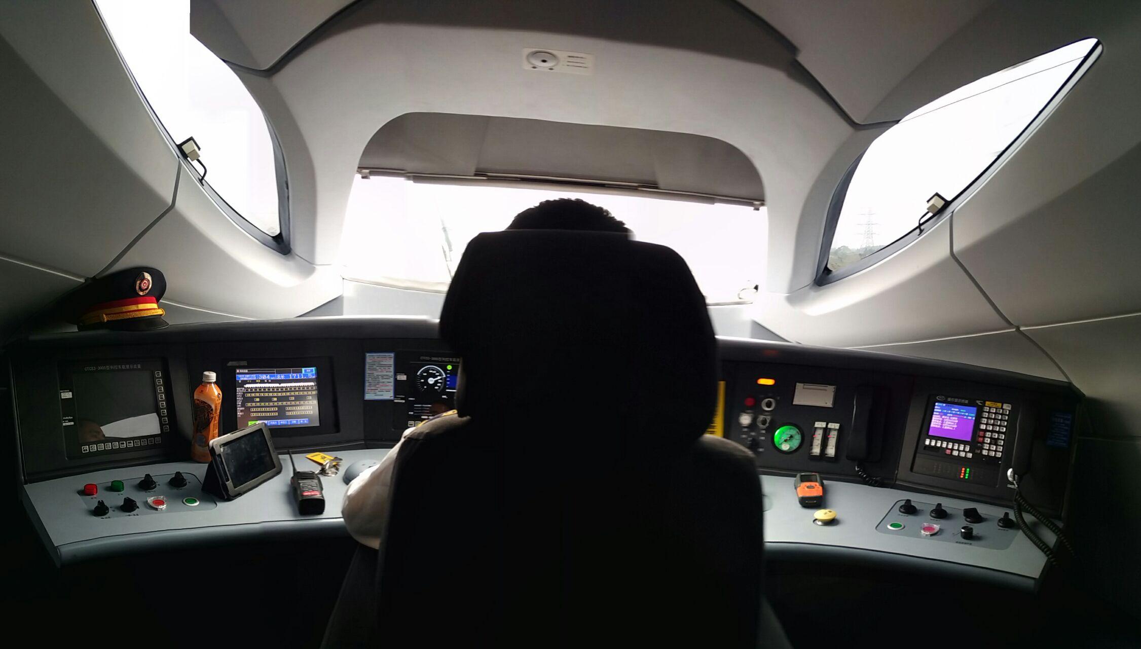 高铁的车头那么长,除了驾驶室,后面的空间是干什么的?