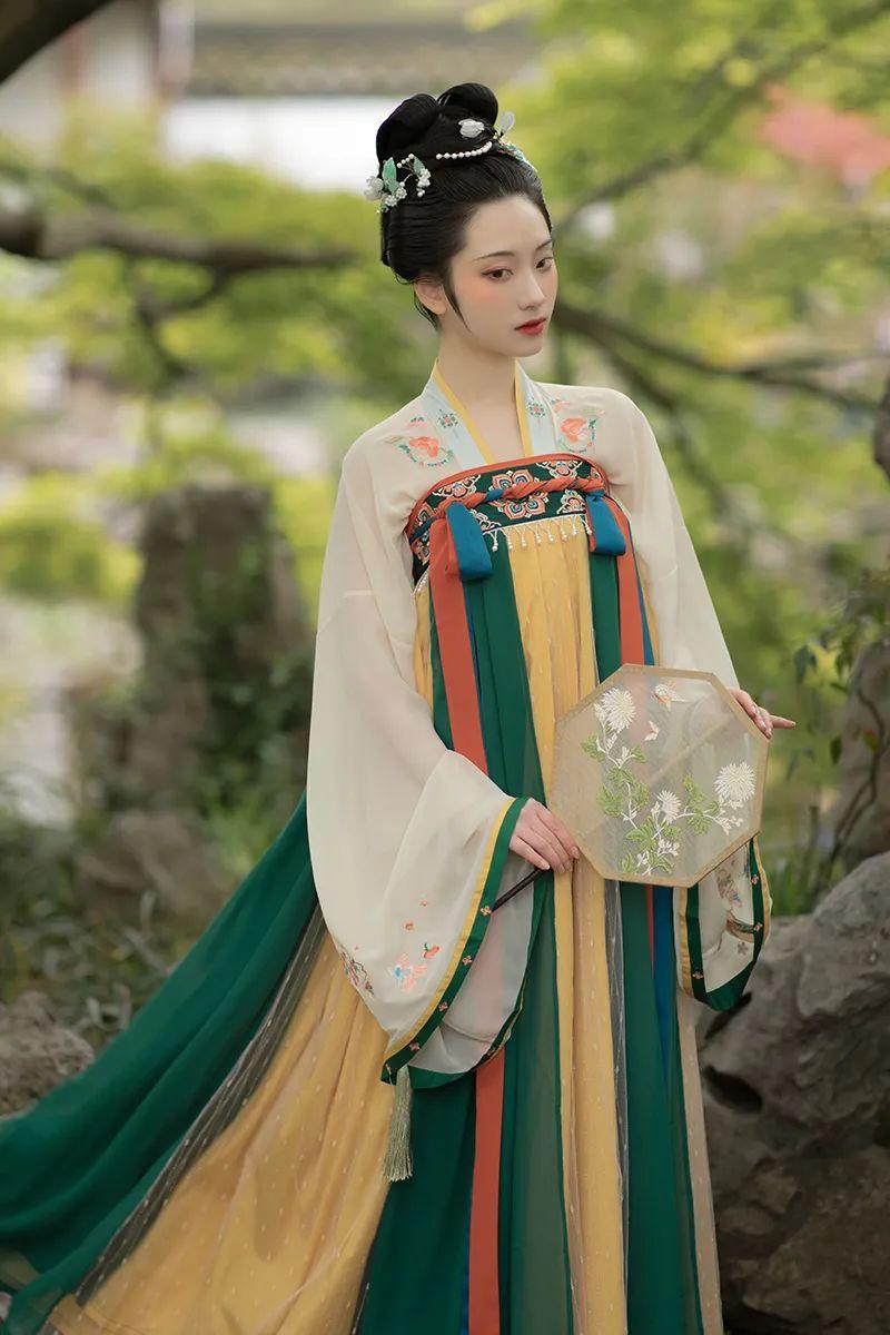 大家有收藏过什么好看的齐胸襦裙吗