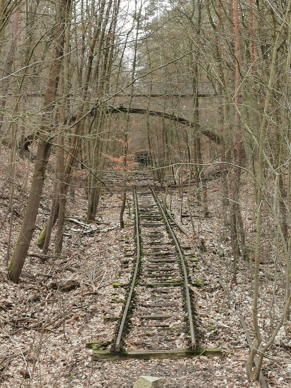 高铁桥旁物业升值潜力