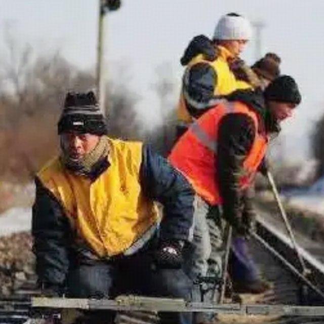 火车走火车道，那开火车的人怎么知道该走哪条车道了？