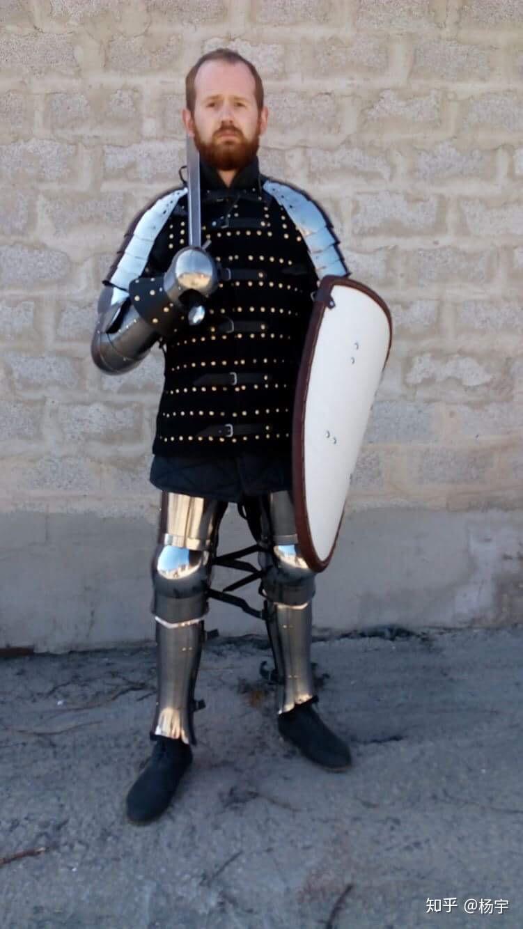 同样款型,大小,金属部分同样材质的布面甲(带甲片)