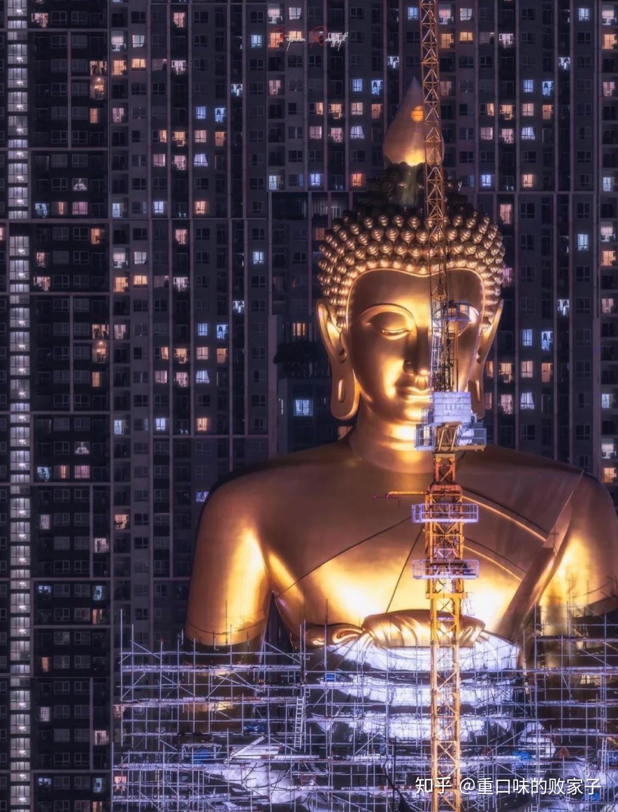 梦遇透明巨佛，自我映照与心灵震撼的深度探索