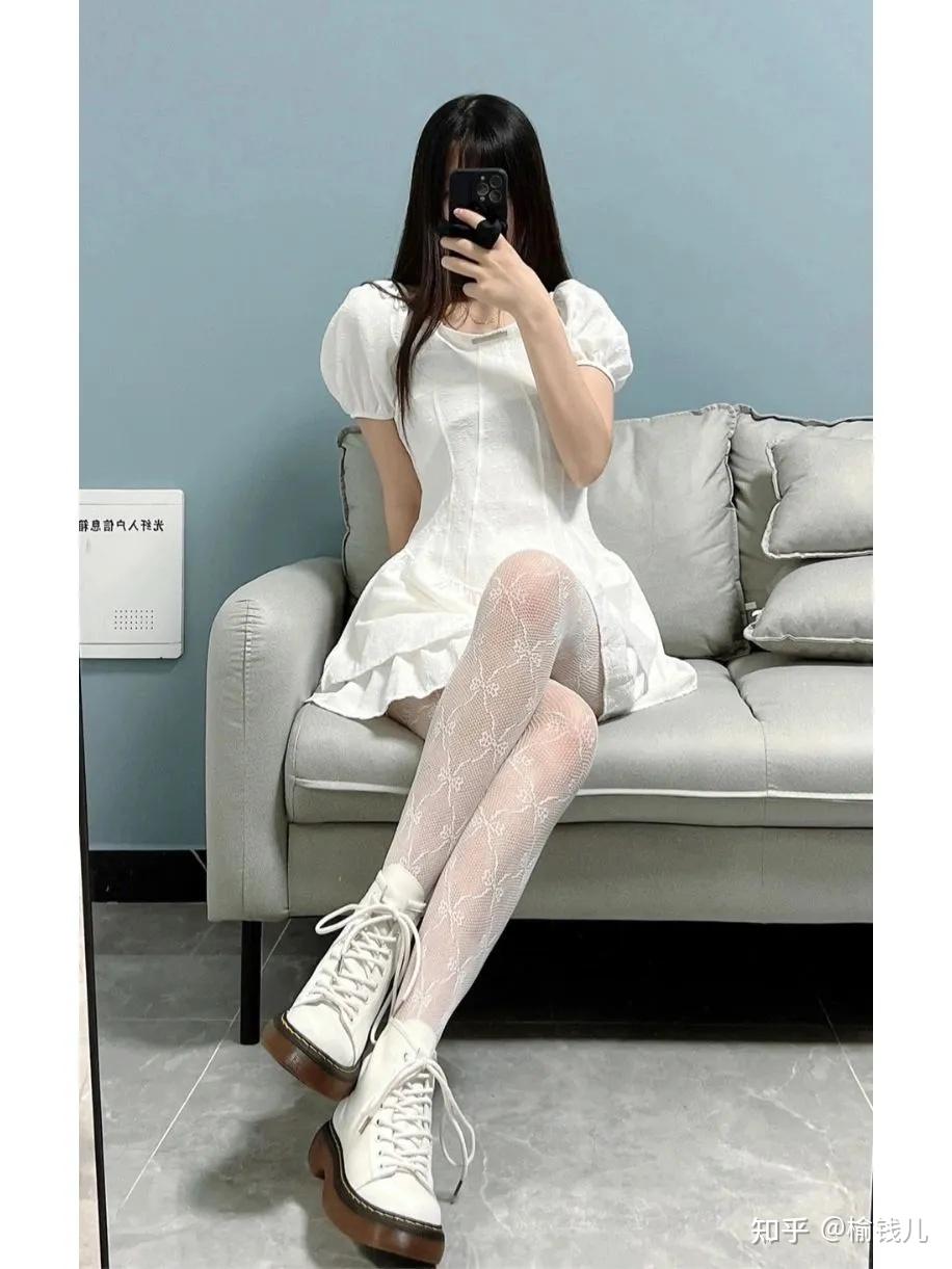 白色连裤袜该搭配什么样的衣服