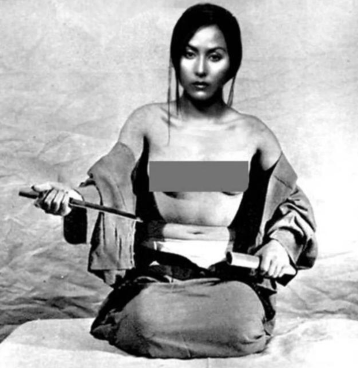 二战日本战败,一女子脱光上衣切腹自尽,并请人拍下最后的照片,实属