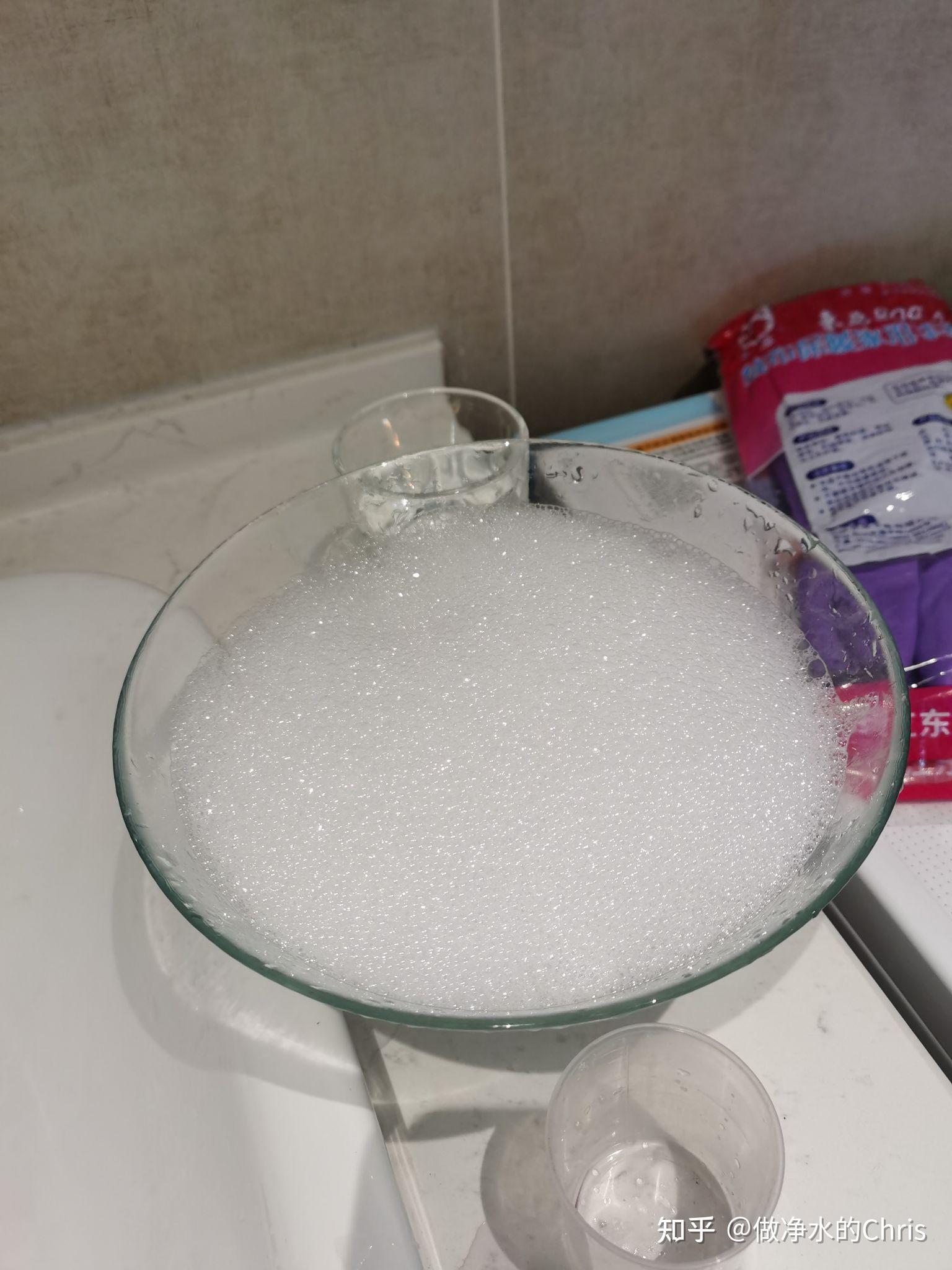 硬水含有较多可溶性钙镁化合物2软水不易与肥皂产生皂垢,而硬水相反