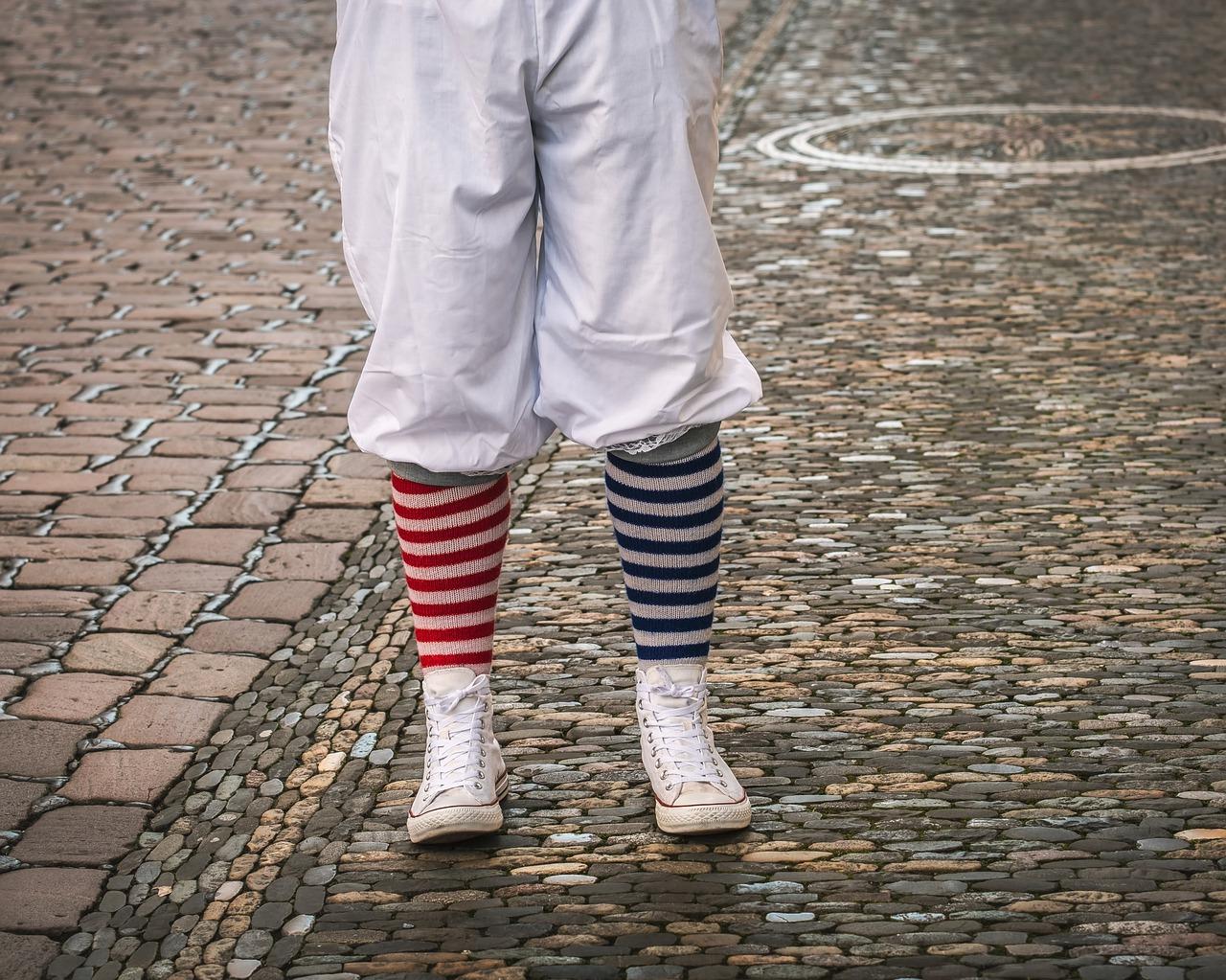 橙色衣服配什么裤子