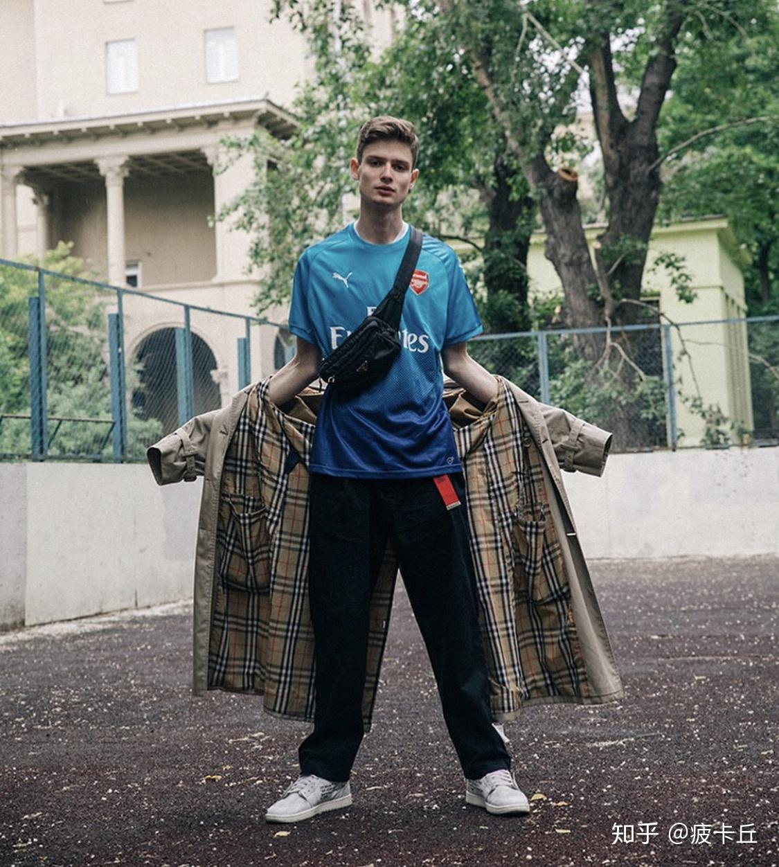 男生穿足球球衣应该如何搭配?