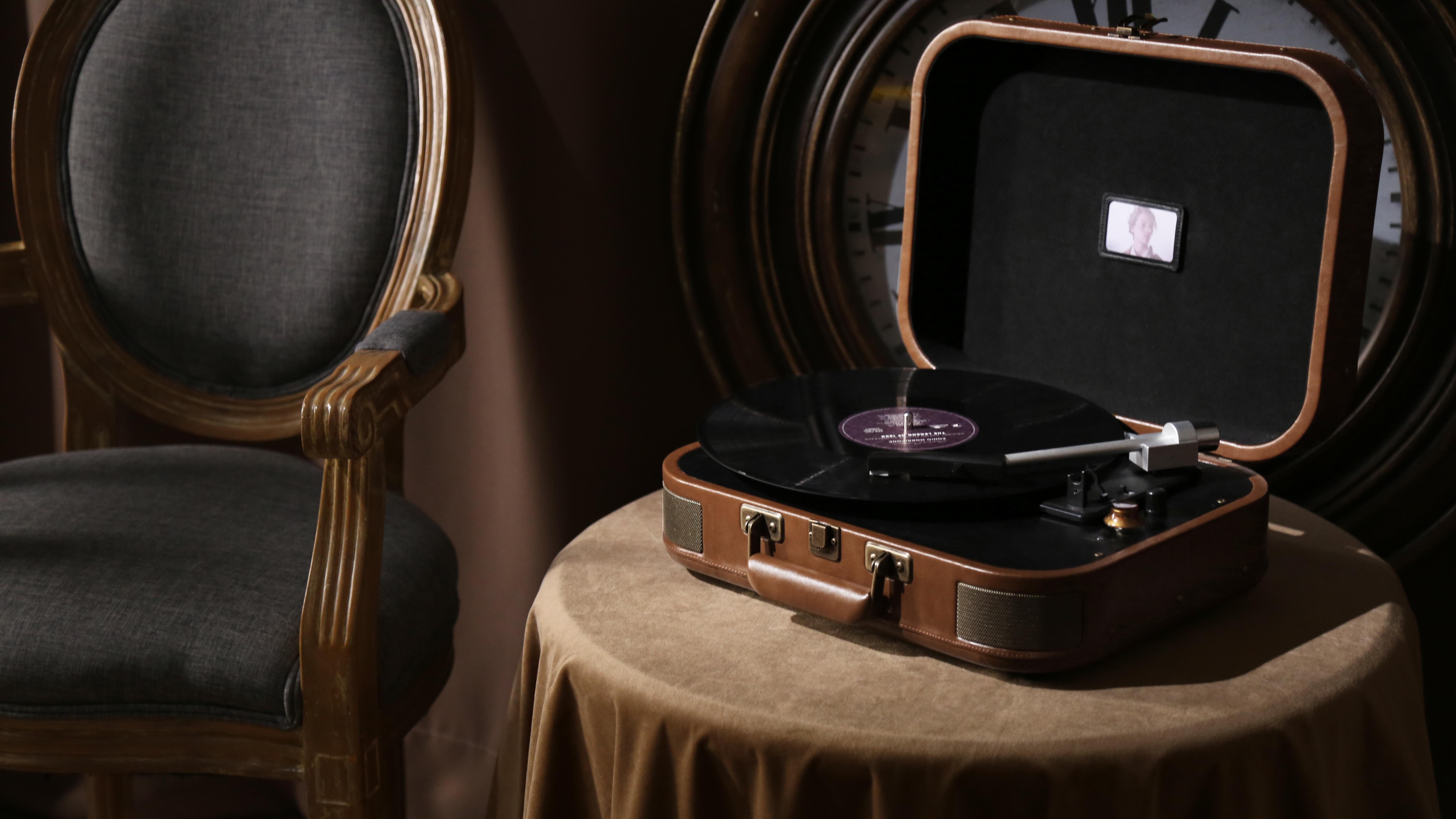 到底为什么现在的年轻人还愿意买黑胶唱片