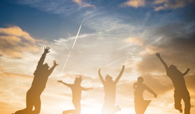 在青春的赛道上奋力奔跑,今年五一没有冷门目的地,2.74亿人出游