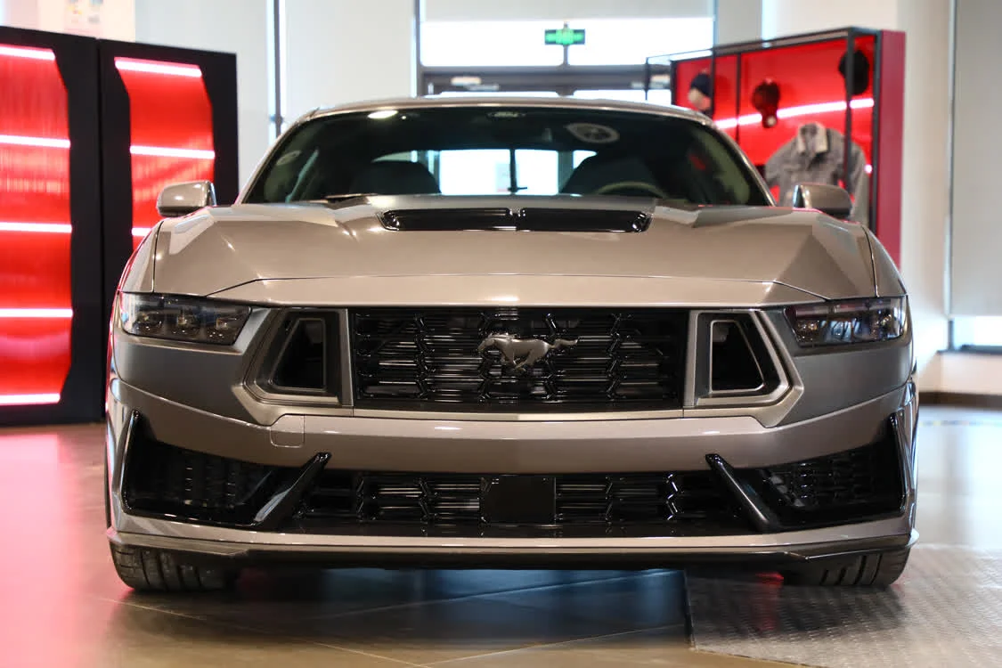 自吸大V8！很难不爱它！体验全新福特Mustang Dark Horse - 知乎