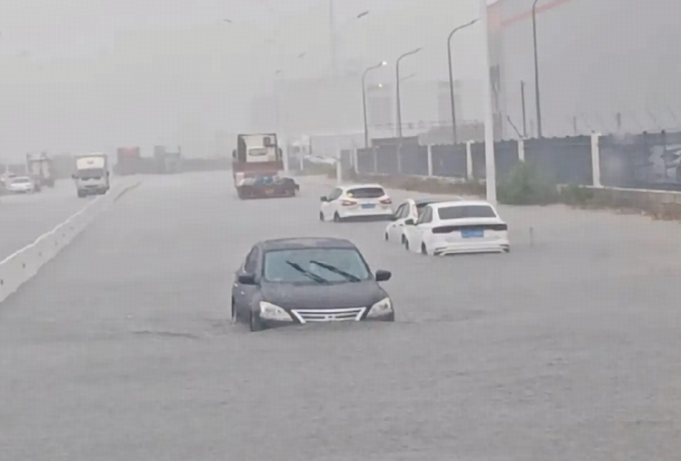 受「巴威」影响沈阳突降暴雨，全市实行紧急避险措施，你那里情况怎么样？雨大吗？