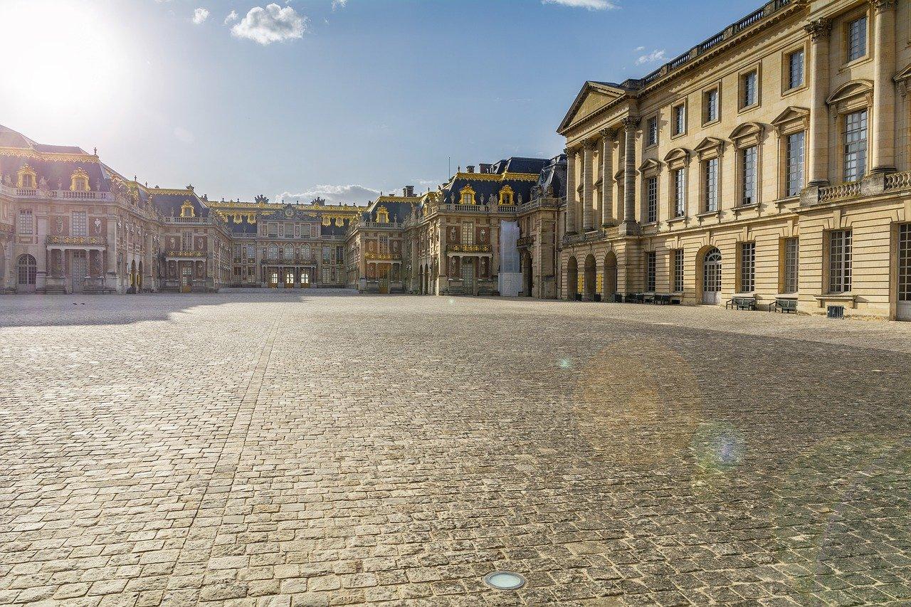 凡尔赛宫朝向哪里