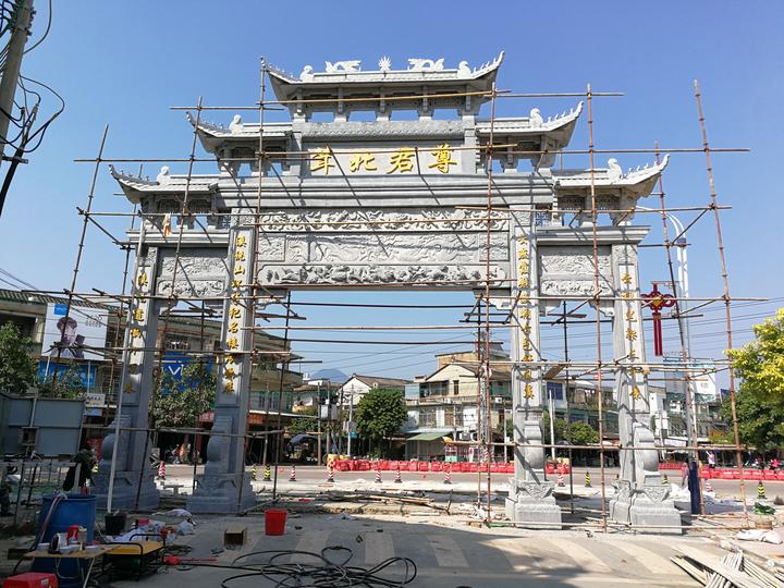 农村入村大门牌坊展现特色民俗