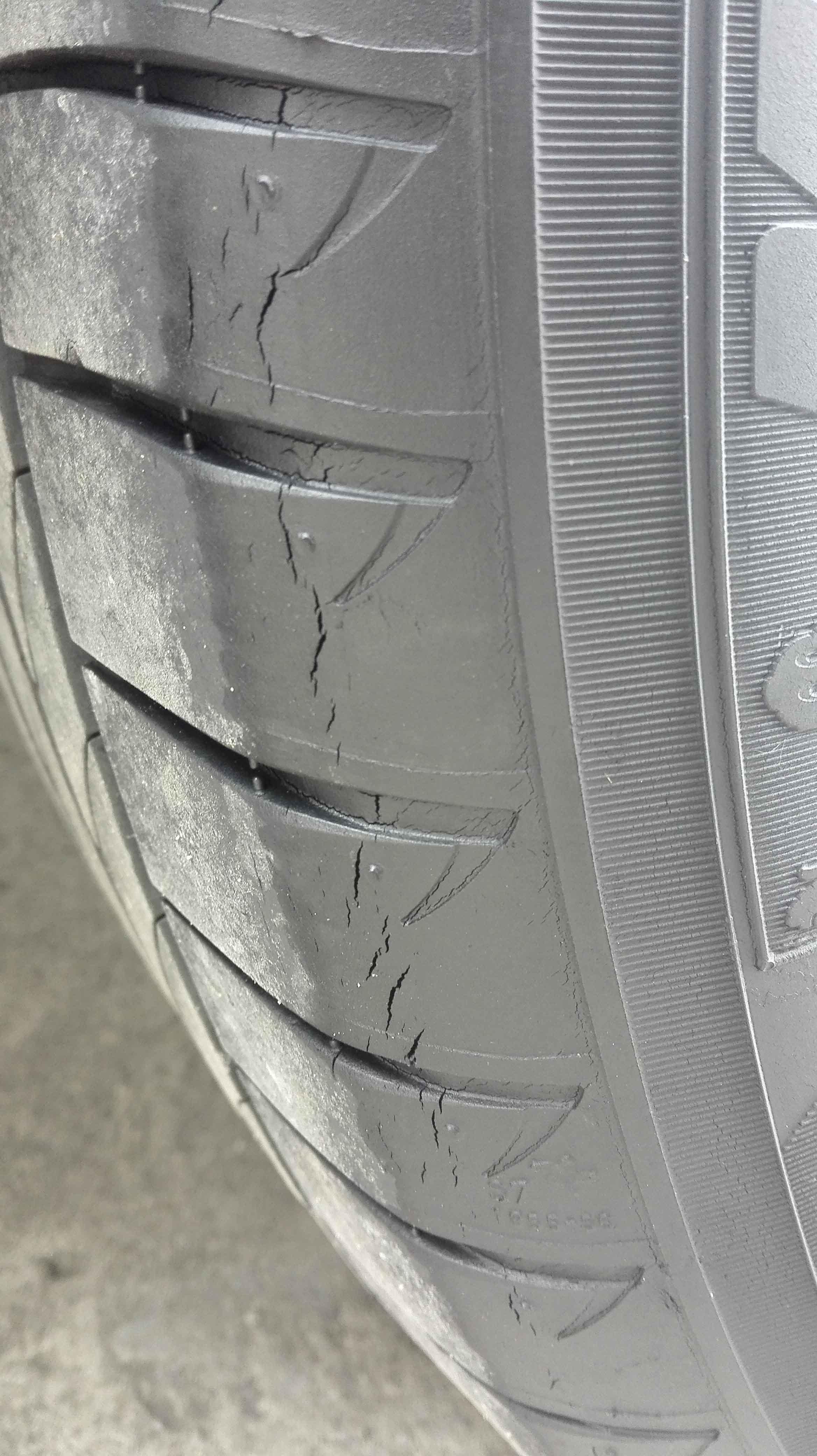 二手车13年的轮胎,有如图的裂纹该换轮胎了吗? - 知乎