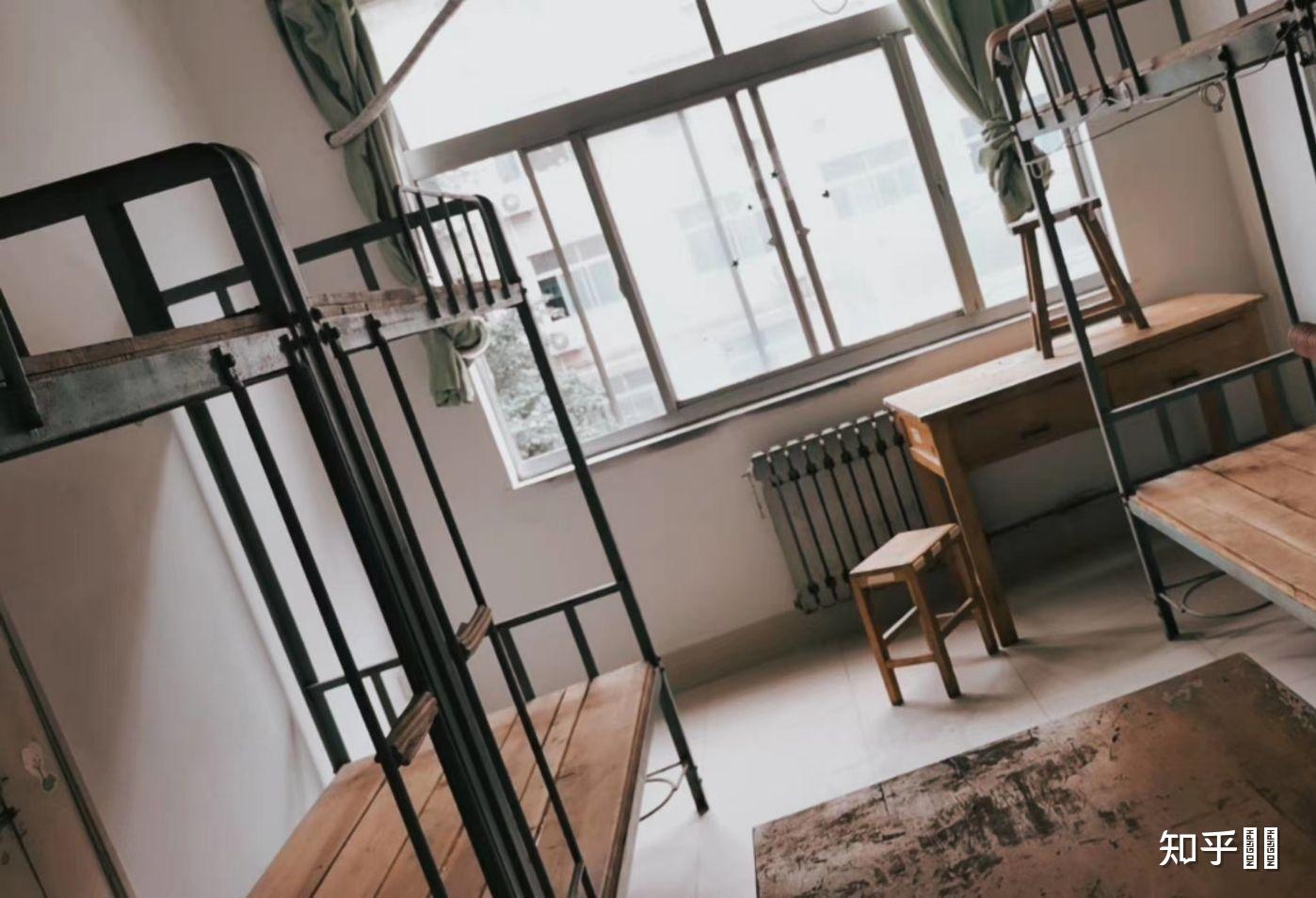 济南大学的宿舍条件如何?校区内有哪些生活设施?