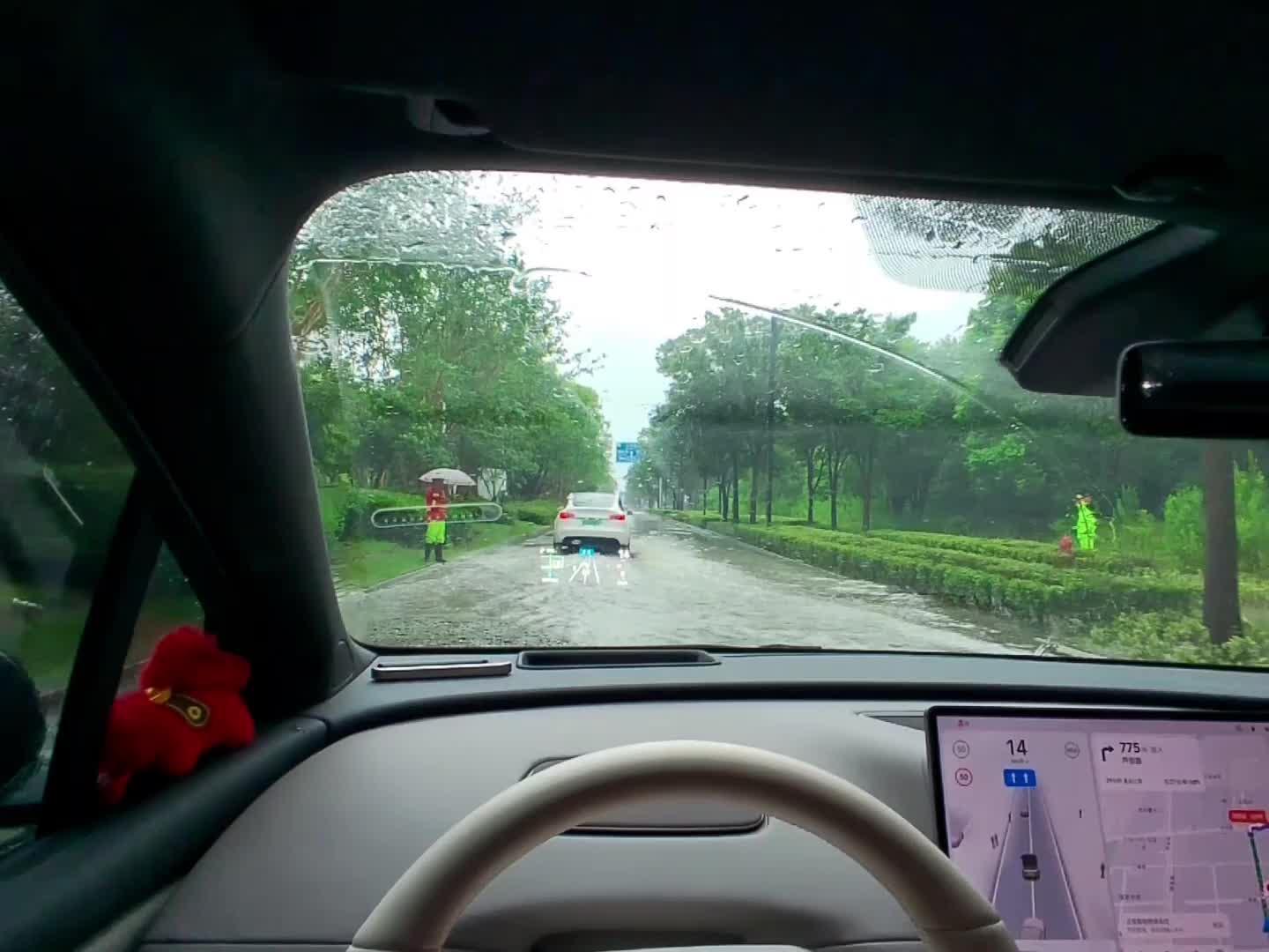 台风暴雨天理想 i6 用车建议--涉水、空悬、电池、空调进风口