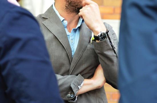 请问脖子粗短的男的穿怎样的衬衫