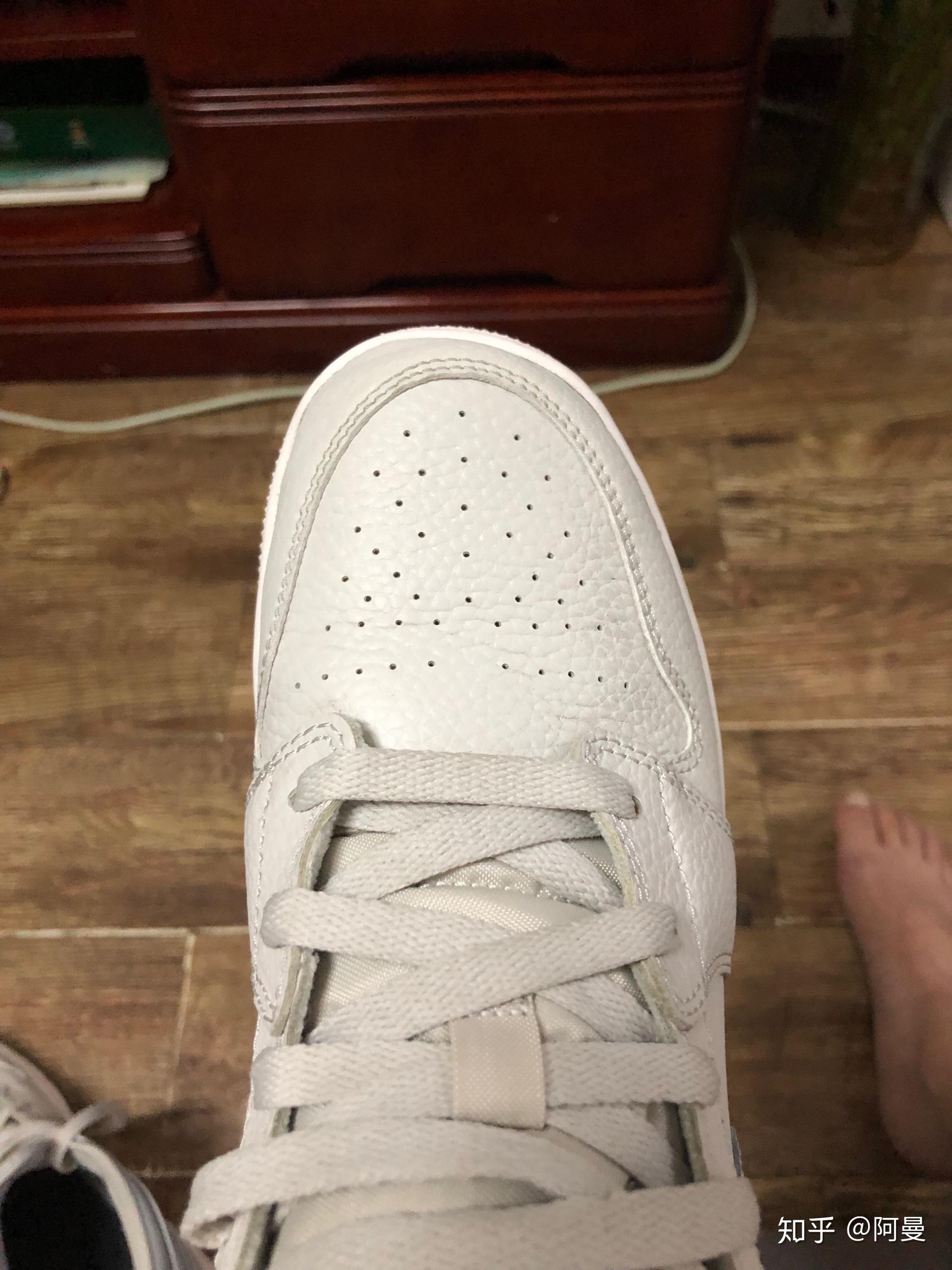 刚穿两天的aj1黑红鞋头变形