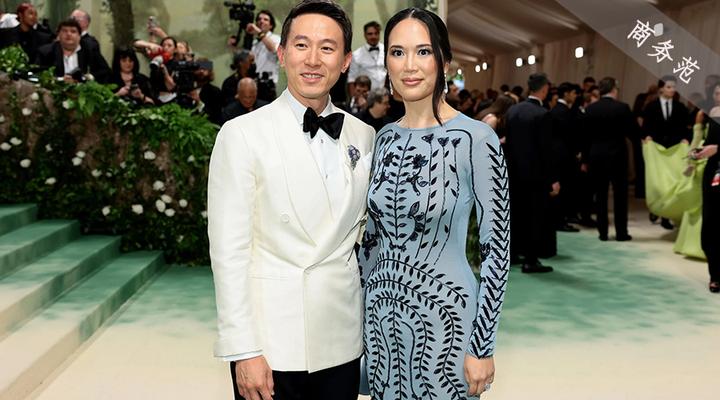 周受资走红毯被夸“冻龄”,和老婆秀恩爱,“人类高质量CP”什么画风? - 知乎