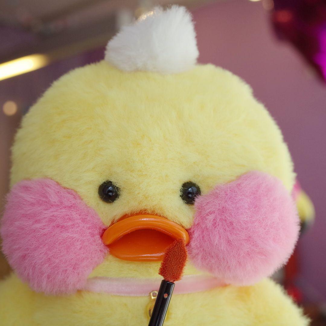 这只打了3d立体腮红,头上带了小帽子,香肠嘴,绿豆眼超可爱的小黄鸭叫