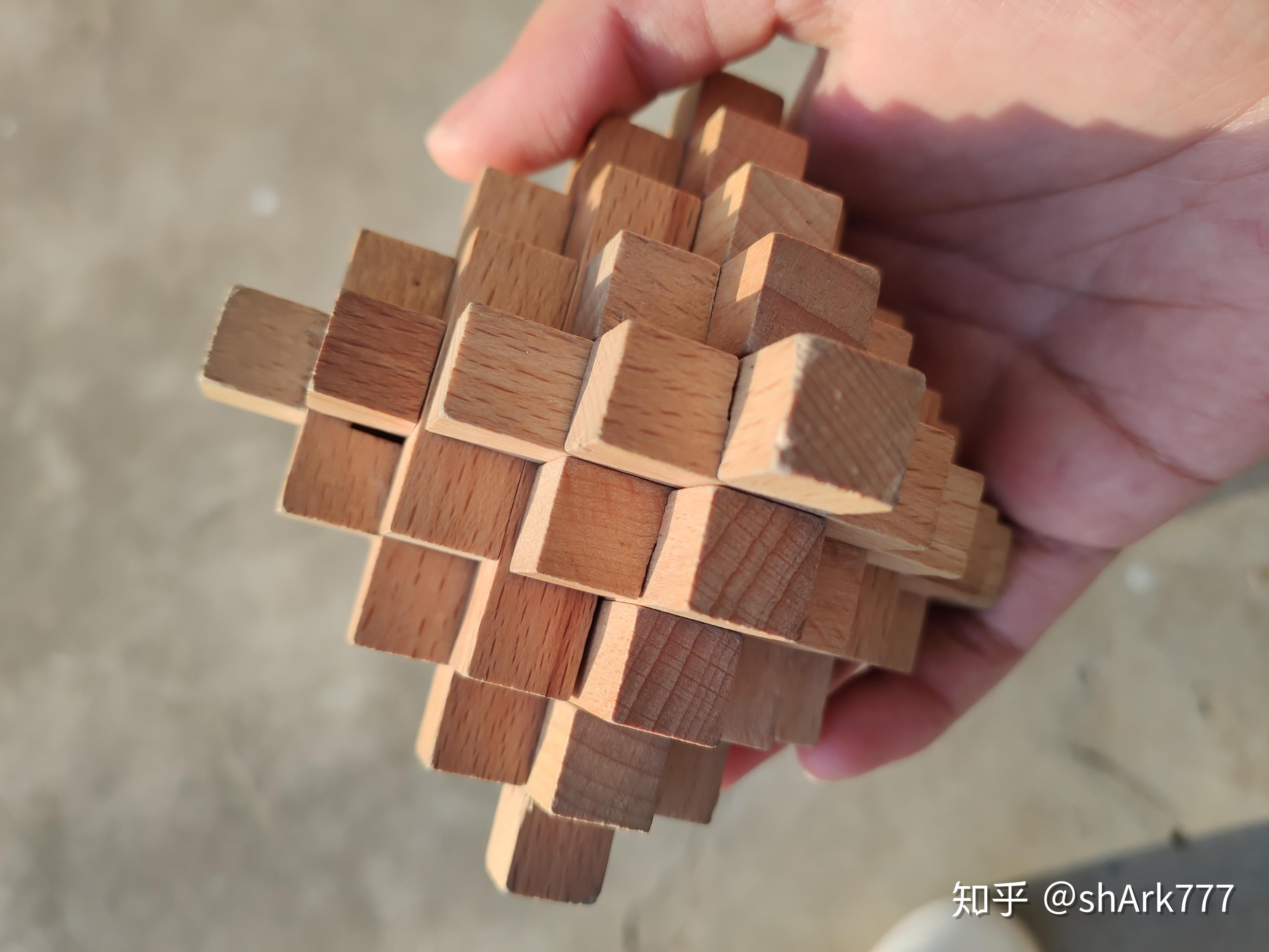 孔明锁八角锁咋开啊,网上的教程他md一碰就开了.