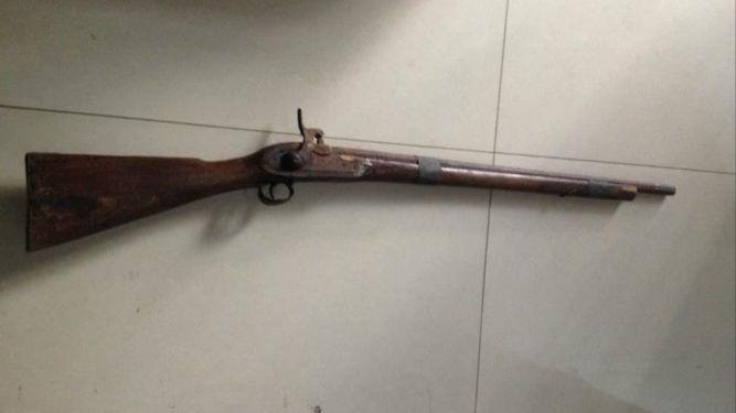 天门一男子自制火铳藏家中警方依法查获已对其呈请逮捕他的行为违反了