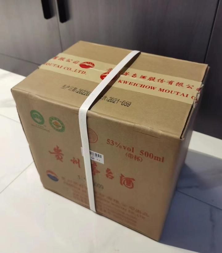 上周我买了一箱茅台酒回来,父亲想喝一瓶,我没给,现在气都没消