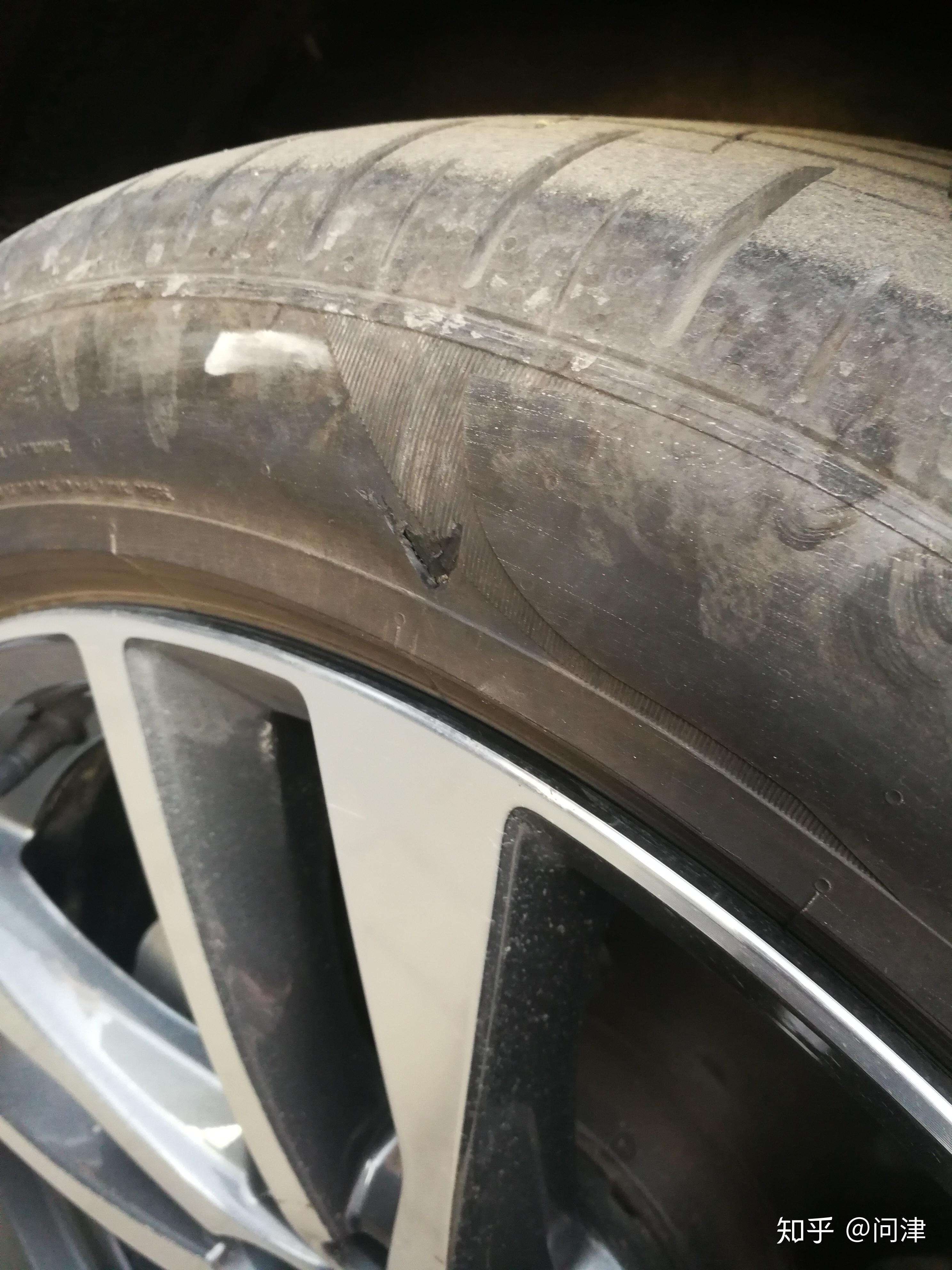请问轮胎侧面被划上,这样的情况是伤到帘布层了吗,需要更换吗,还是