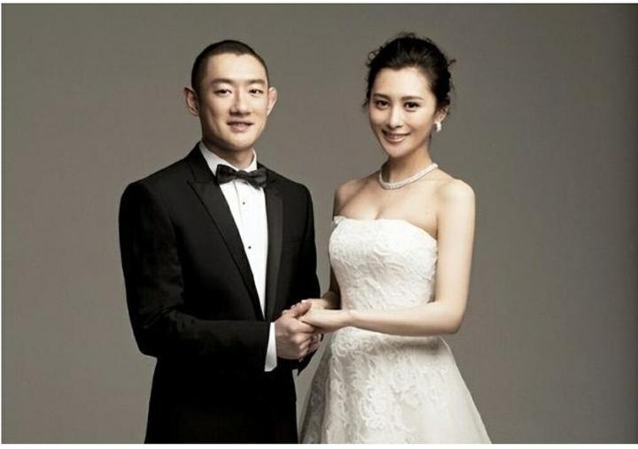 47岁京城四少汪雨罕见现身携儿子拜祭父母如今家庭幸福美满