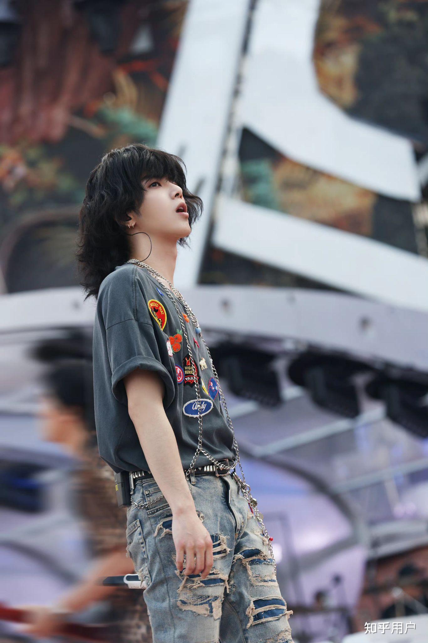 如何评价华晨宇新歌《小镇里的花》? - 知乎