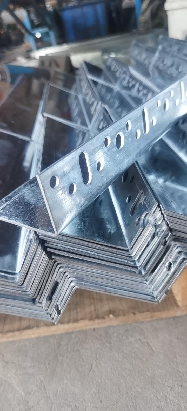 临汾外墙岩棉板用角铁托架设置规定