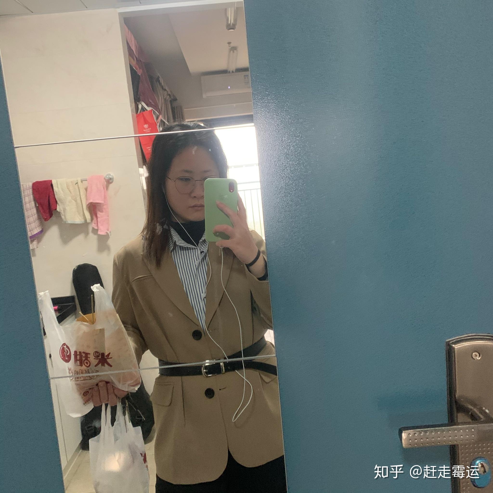 請問身高157左右體重130斤左右的胖女生怎樣穿搭比較合適呢