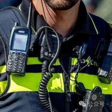 遇上一个穿警服带着对讲机的人,就相信他是警察吗?