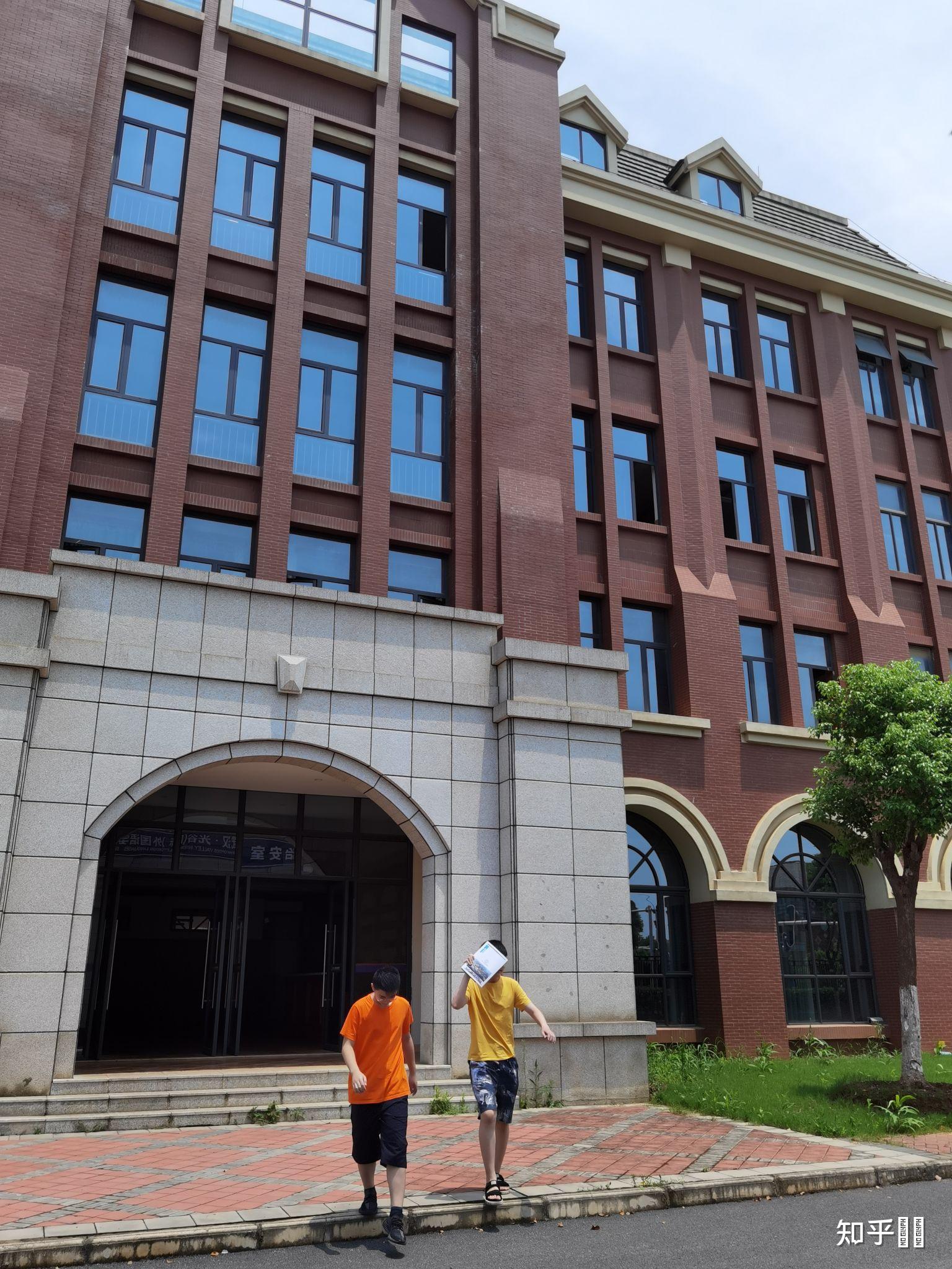 武汉光谷国际外国语学校怎么用样? - 知乎