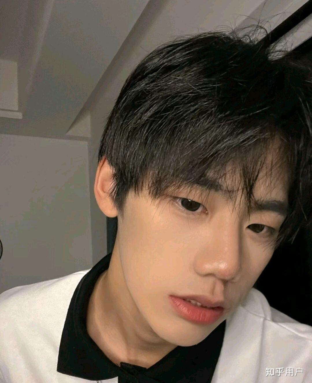 最近网恋了,想知道男生是不是网图,求出处?