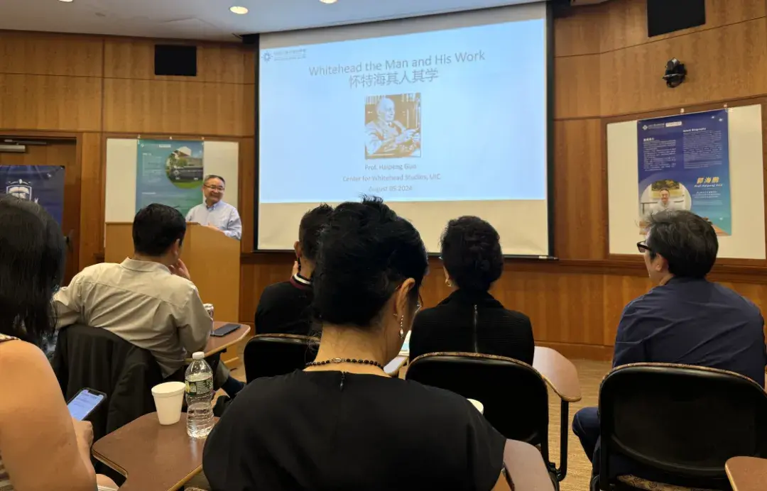 詹晓曼聆听迈克尔·桑德斯教授的正义课在哈佛大学,课程选择的自由度