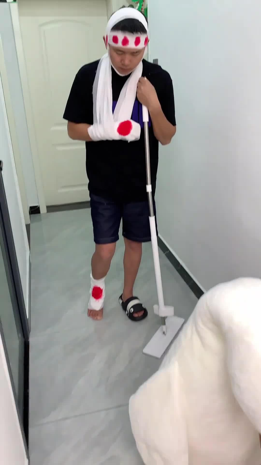 慕名而来的病人太多专家号难挂连亲爹都缠着绷带排队呢爸爸带娃