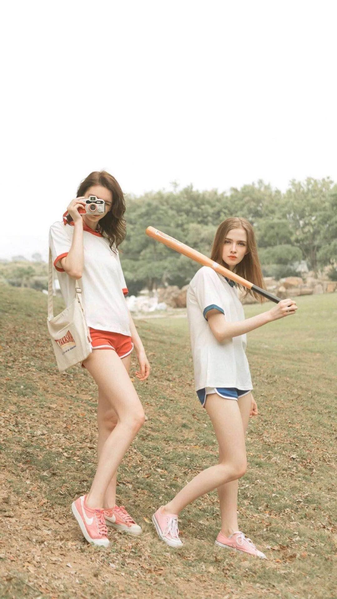 有没有内容是两个亲密的女生的壁纸/照片?无水印谢谢! - 知乎