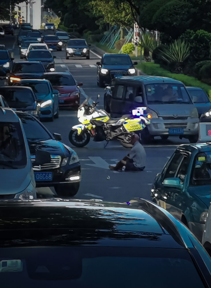 撞了电动车又撞上路边停放车辆,这场事故谁来赔? - 知乎