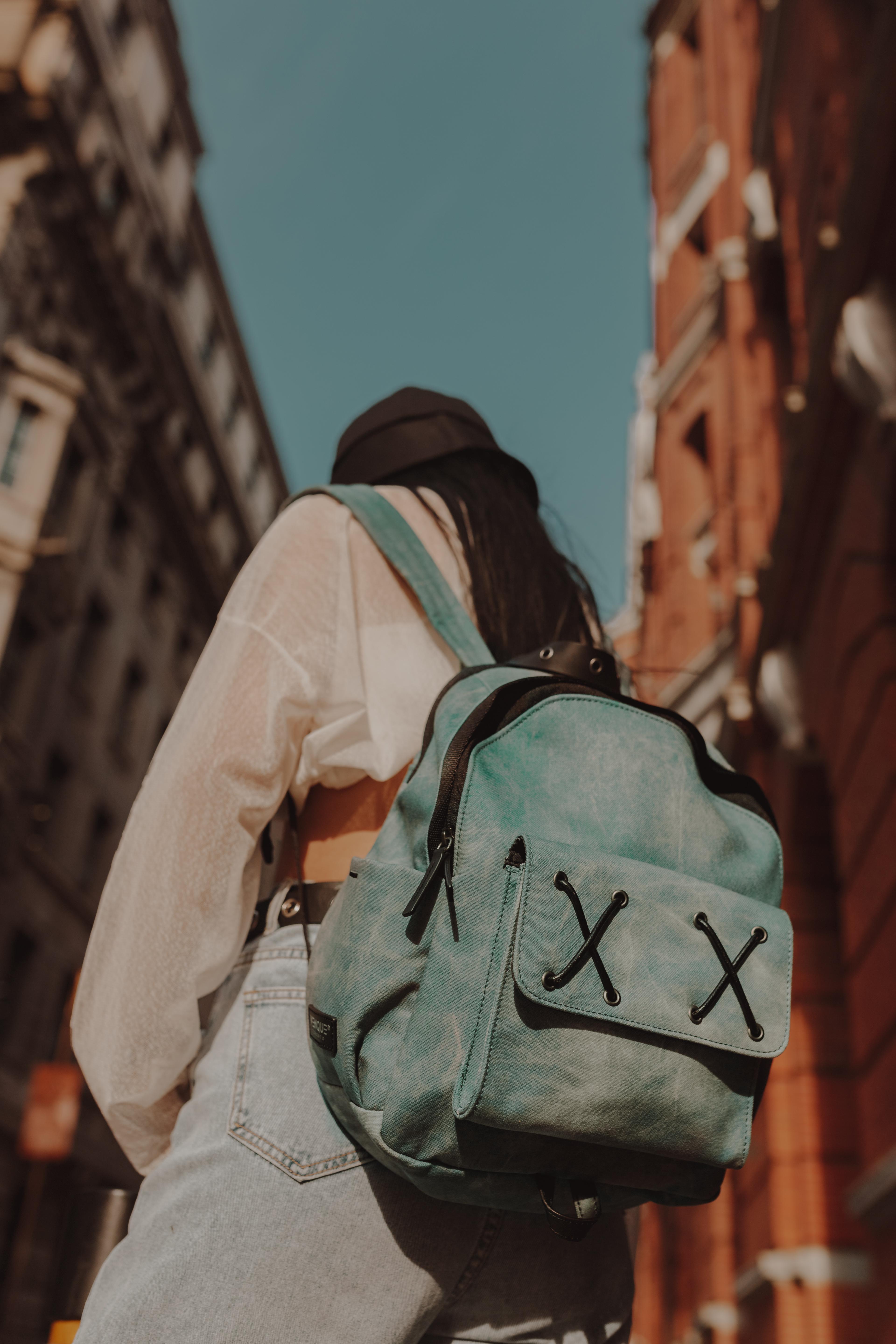 想选一个女生背的双肩包什么牌子好