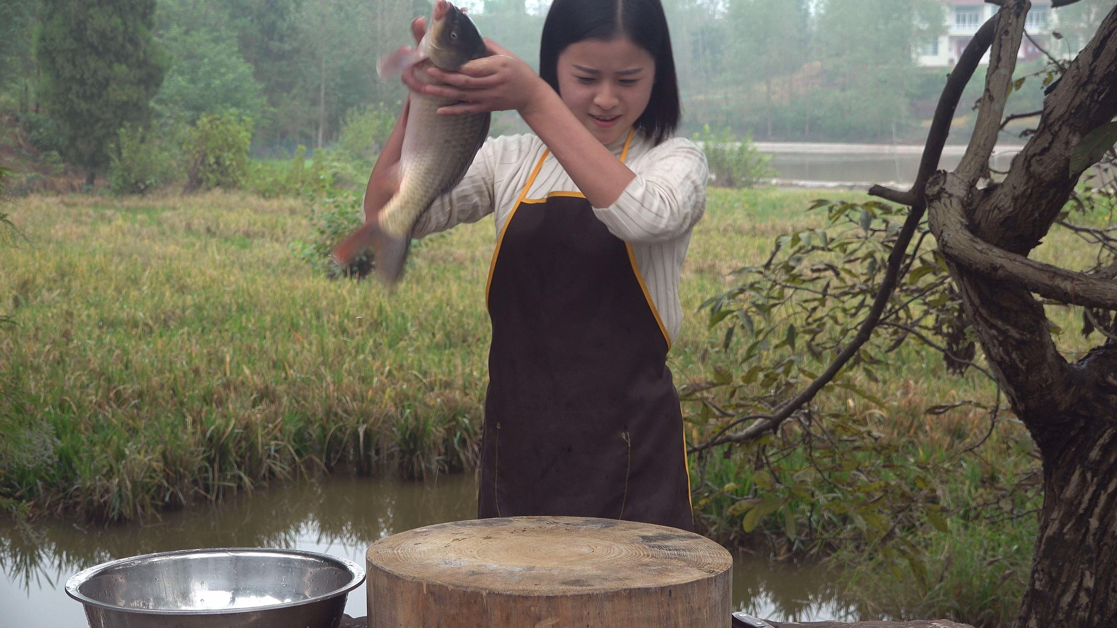 漆二娃vlog水煮魚殺魚的時候直接用手摳魚鱗更方便