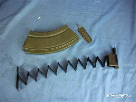 zb26和布伦轻机枪的弹匣有弹簧吗上置弹匣是否不需要弹簧