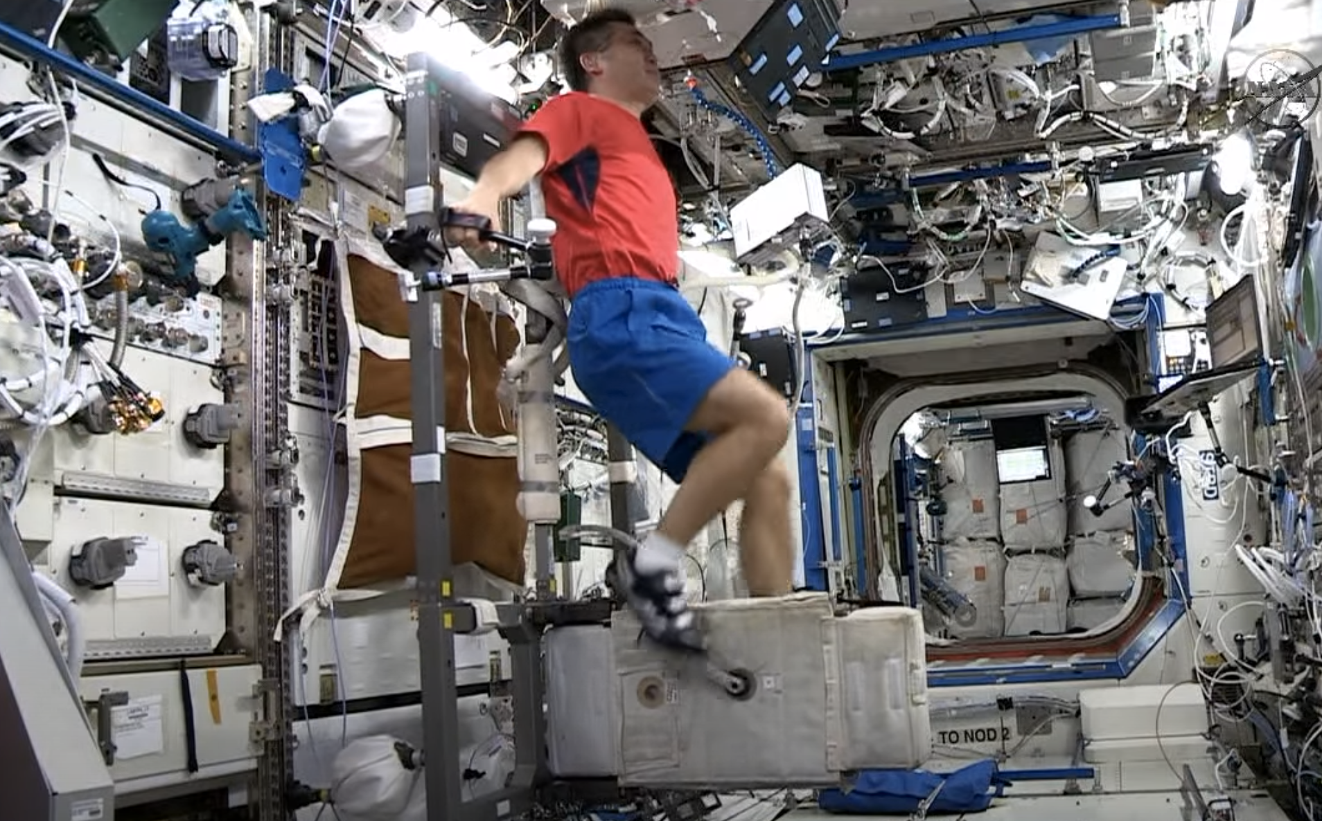 太空失重环境下宇航员是如何锻炼的