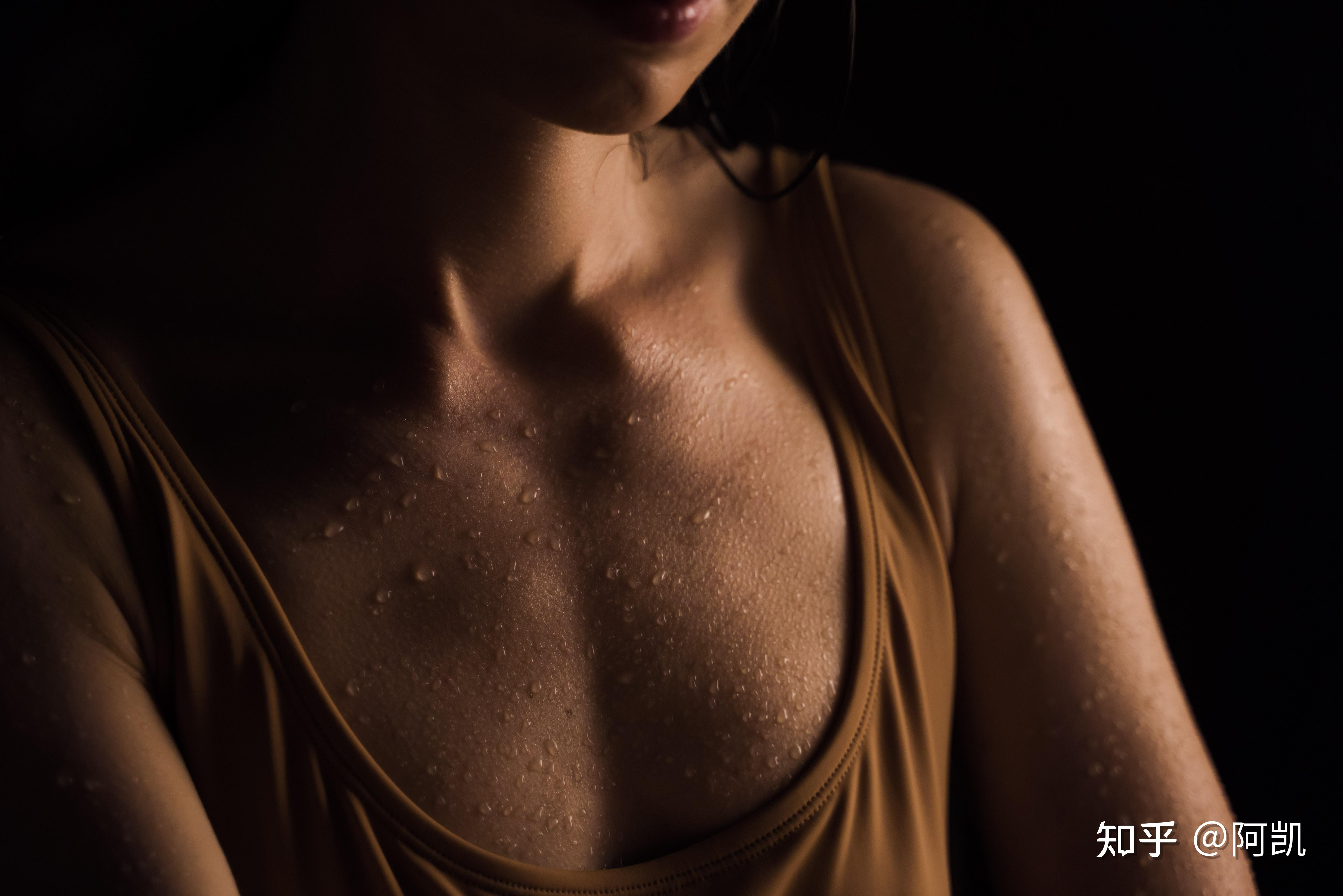 近日名为暴汗服的网红运动服装对于减脂是否有用在网络上引争议该服装